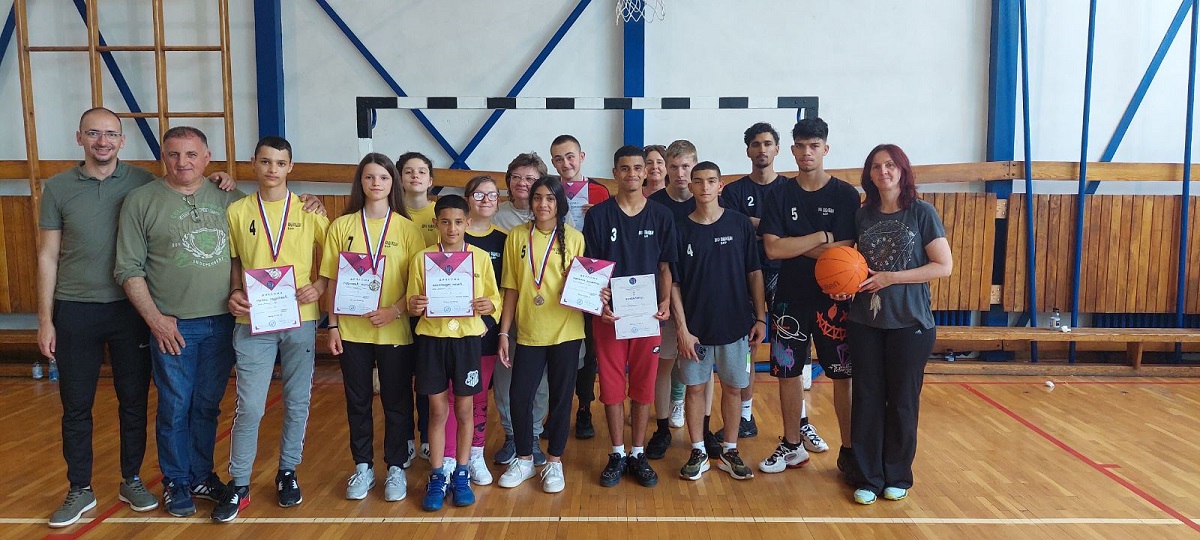 Републичко такмичење у слободном бацању и кошарци