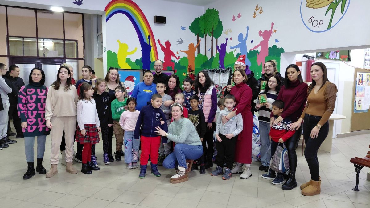 Подела пакетића -донатори гимназијалци